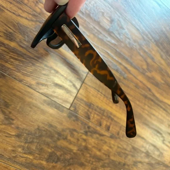 Tahari Large Cat Eye Sunglasses- TH558 - Picture 5 of 5